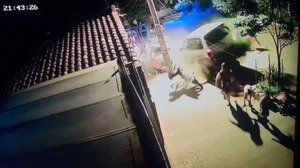 Impactante video: conductora perdió el control y atropelló a un grupo de personas - trece