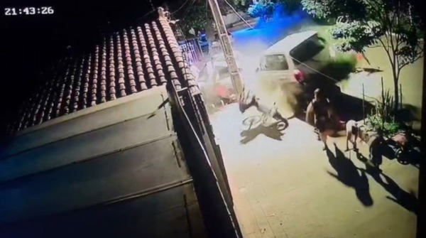 Camioneta retrocedió contra niños y adultos que compartían en la vereda | Unicanal