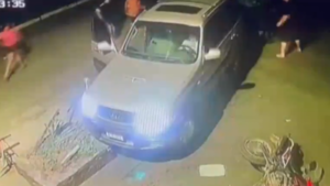 Video: Mujer pierde el control de su camioneta y atropella a una familia en Asunción