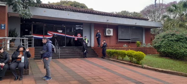 Funcionarios de la ANDE inician medida de fuerza por falta de recursos