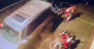 Popular / En "marcha atrás" una doña por poco ocasiona tragedia