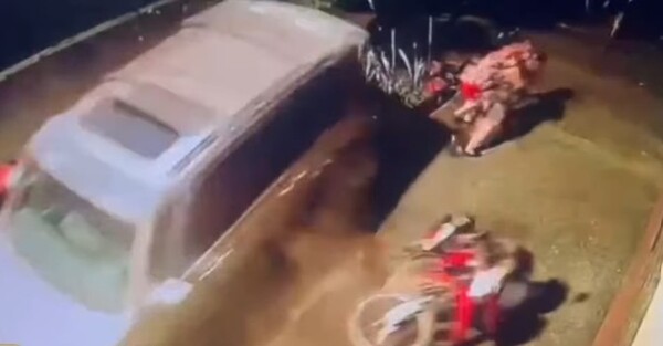 Popular / En "marcha atrás" una doña por poco ocasiona tragedia