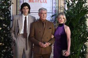 Pierce Brosnan posó con su hijo y su nieta en una red carpet londinense - Gente - ABC Color