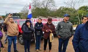 Vecinos clausuran calle en protesta contra instalación de ducto de la Essap en Coronel Oviedo - OviedoPress