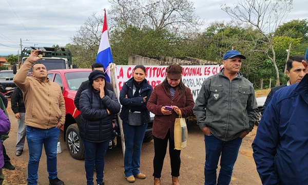 Vecinos clausuran calle en protesta contra instalación de ducto de la Essap en Coronel Oviedo - OviedoPress