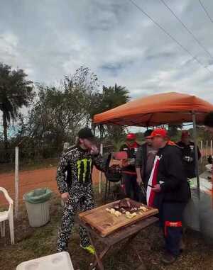 Popular / El piloto Oliver Solberg "se enamoró" del asado paraguayo