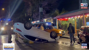 Conductora vuelca tras chocar contra un auto estacionado en San Pablo