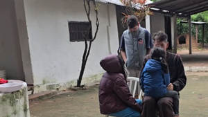 Papá soltero pide socorro: dice que su ex le abandonó con sus 3 hijos para ir con otro