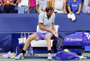 Furia de Medvedev en US Open: estalló y reventó su raqueta