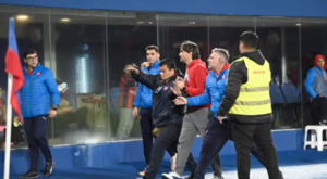 Versus / Mucha hostilidad: Así se retiró Diego Martínez de la Nueva Olla