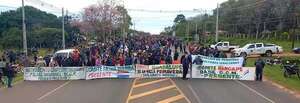 Con cierre de ruta, campesinos de Misiones exigen el Gobierno Nacional la entrega de kits de víveres - Nacionales - ABC Color