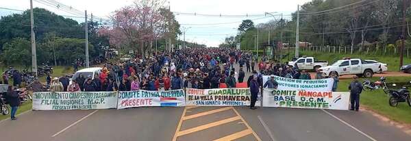 Con cierre de ruta, campesinos de Misiones exigen el Gobierno Nacional la entrega de kits de víveres - Nacionales - ABC Color