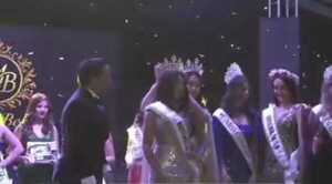 Popular / (VIDEO)Escándalo en coronación de Miss Belén: ¿Exreina dejó caer corona de la nueva?