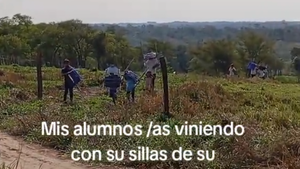 Niños cargan todos los días sus sillas para escribir en la escuelita