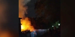 Incendio arrasa con una vivienda y afecta a otras dos en la Chacarita