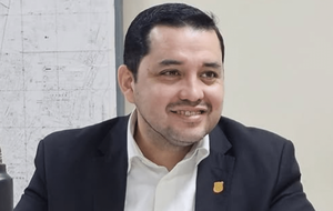 Luis Bello asume intendencia interina de Asunción tras renuncia de Rodríguez