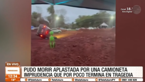 Casi murió aplastada por una camioneta
