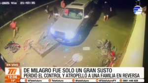 Perdió el control y atropelló a una familia en reversa