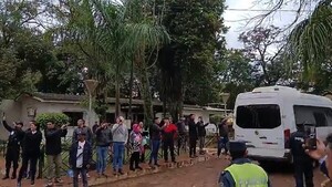 Ciudad del Este: Entre abucheos de funcionarios se retira de la Comuna el interventor Ramón Ramírez