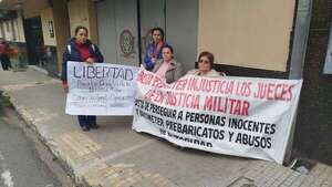 Familiares de detenidos en Sanidad Militar denuncian corrupción en tribunales militares  - Política - ABC Color