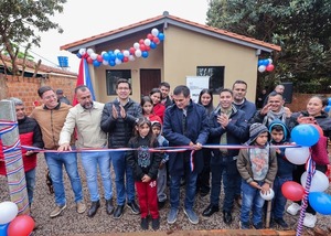 Gobierno entrega viviendas a 64 familias en Ciudad del Este - ADN Digital