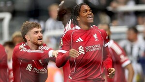 Ngumoha y sus 16 años rescatan al Liverpool