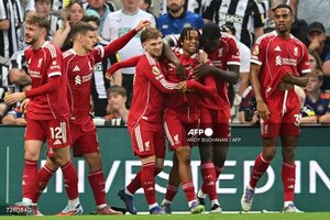 Versus / Liverpool gana 'in extremis' a un Newcastle con un hombre menos