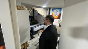 Guardia de ministro de Justicia agrede a periodista que intentaba preguntar por celdas vips