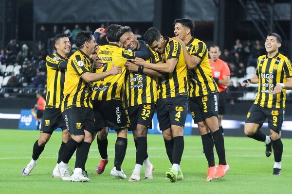 Guaraní golea a Libertad y se pone a uno de Cerro