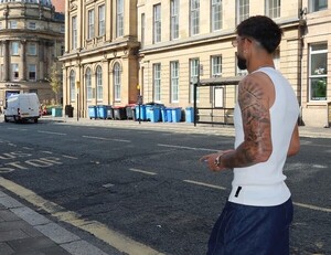 Popular / ¡Mirá la facha de Omar Alderete en Inglaterra!