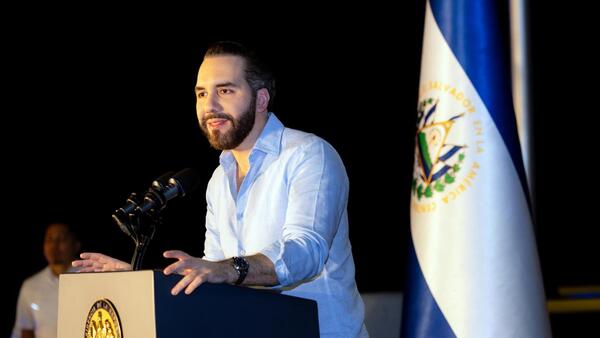 Bukele aplica disciplina en las escuelas de El Salvador "para evitar pandillas"