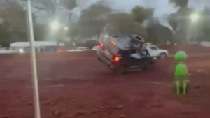 Video: Camioneta casi aplasta a mujer tras volcar en una actividad de vehículos 4x4