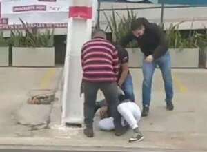 Video: transeúntes reducen a presunto asaltante en Lambaré - Policiales - ABC Color