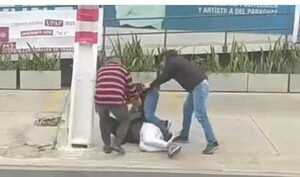 Popular / (VIDEO) Quiso robar a vendedora de dulces y fue molido a golpes