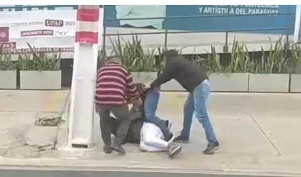 Popular / (VIDEO) Quiso robar a vendedora de dulces y fue molido a golpes