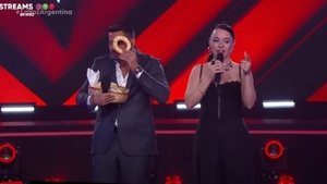 Popular / (VIDEO) ¡Cantante paraguaya repartió chipa en reality kurepa!