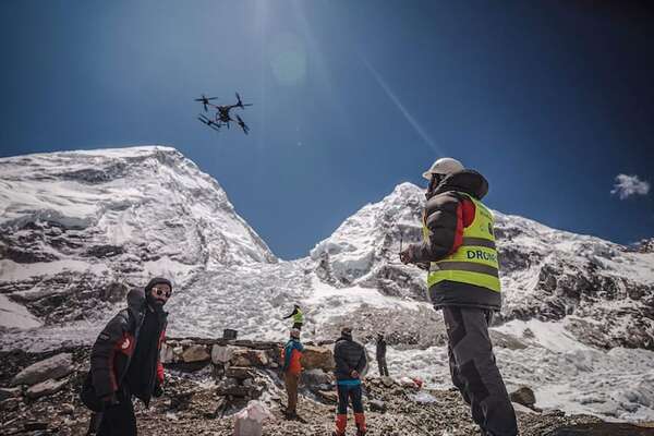 Drones revolucionan la limpieza del Everest: una solución innovadora al basurero más alto del mundo - Ciencia - ABC Color