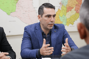 Gobernador niega acusaciones del intendente tras allanamiento en la municipalidad - Noticiero Paraguay