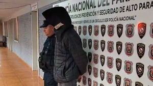 Encontró mensajes "sospechosos" en el celu de su novio y se moquetearon