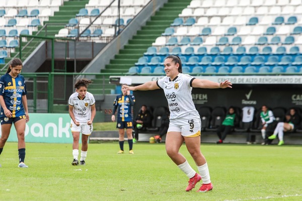 Guarani goleó Sportivo Trinidense