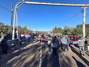 Pescadores continúan reclamando víveres en Ayolas - Nacionales - ABC Color