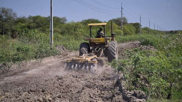 Tras reiterados reclamos MOPC adjudica licitación a empresas para reparar caminos en Alto Paraguay - Noticias del Chaco - ABC Color