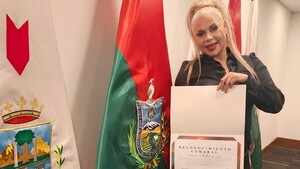 Popular / (GALERÍA) ¡La "Shakira paraguaya" fue condecorada en Bolivia!