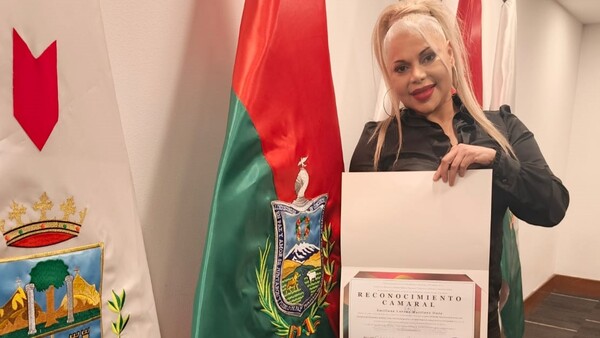 Popular / (GALERÍA) ¡La "Shakira paraguaya" fue condecorada en Bolivia!