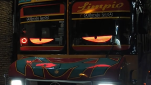 Los colectivos ahora te miran argel: La fiebre de los ojos led es tendencia en las rutas