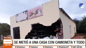 Perdió el control de su camioneta y terminó en una casa