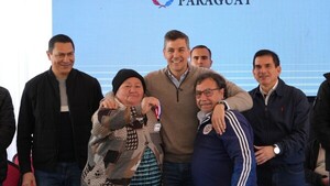 Peña también recibió escrache por "viajero" en su visita a Luque