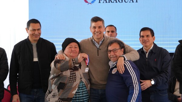 Peña también recibió escrache por "viajero" en su visita a Luque
