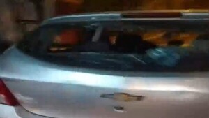 Video: Destruyen el vehículo de un chofer de Bolt tras un roce en Luque