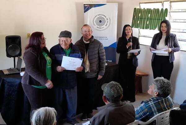 Adultos mayores concluyen con éxito primer módulo de alfabetización digital en Pilar - Nacionales - ABC Color